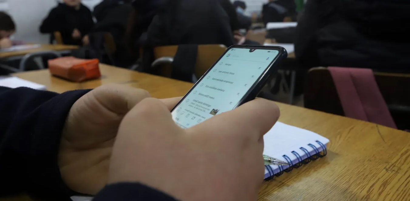 CADA VEZ MÁS COLEGIOS SECUNDARIOS TOMAN MEDIDAS RESTRICTIVAS PARA EL USO DEL CELULAR