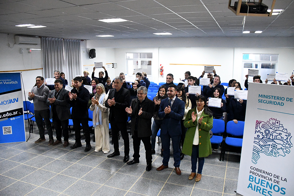 Entrega de certificados a personal del Centro de Monitoreo que se capacitó en curso de videovigilancia  
