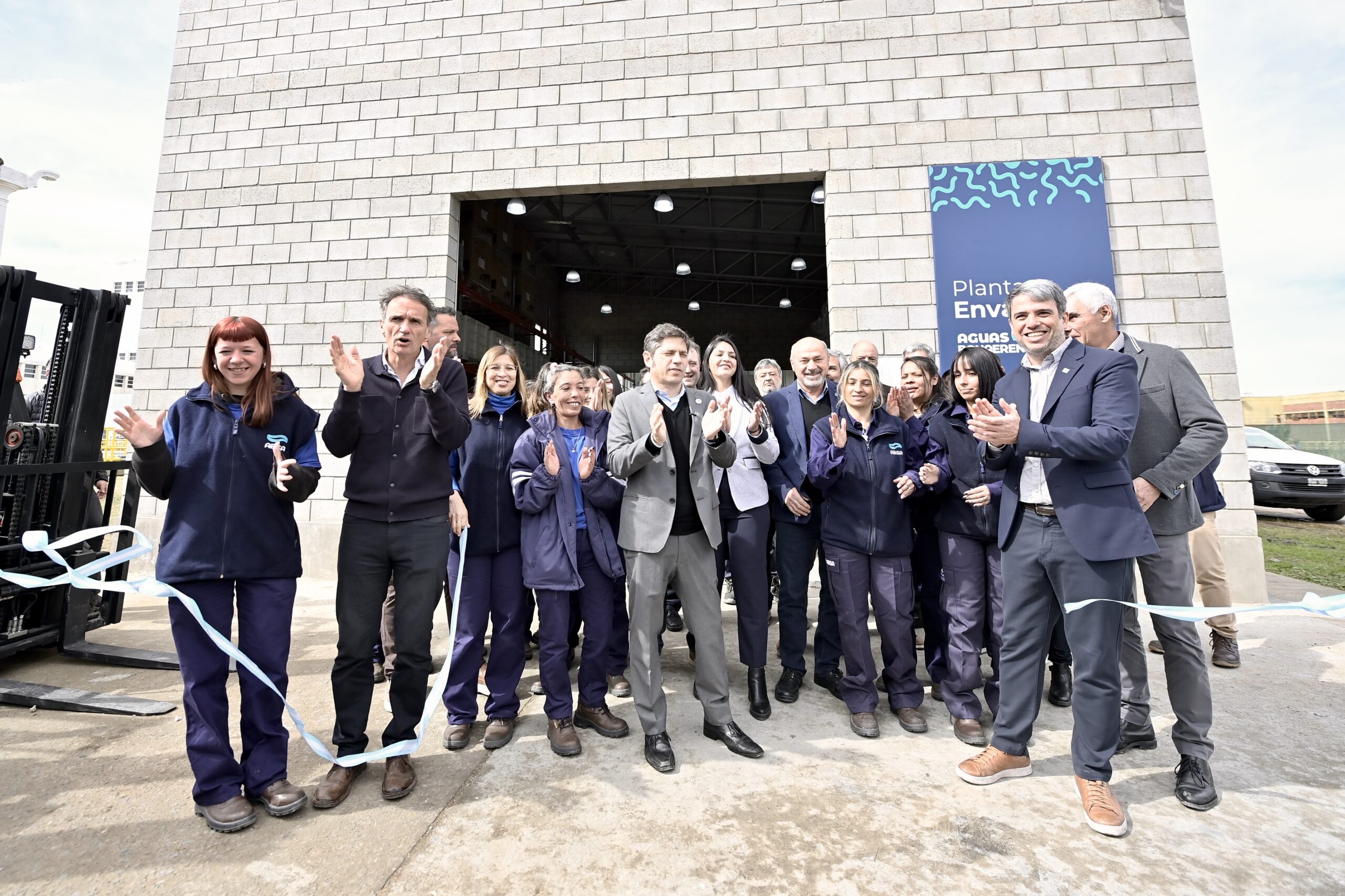 ENSENADA-Kicillof inauguró la primera planta embotelladora de Aguas Bonaerenses