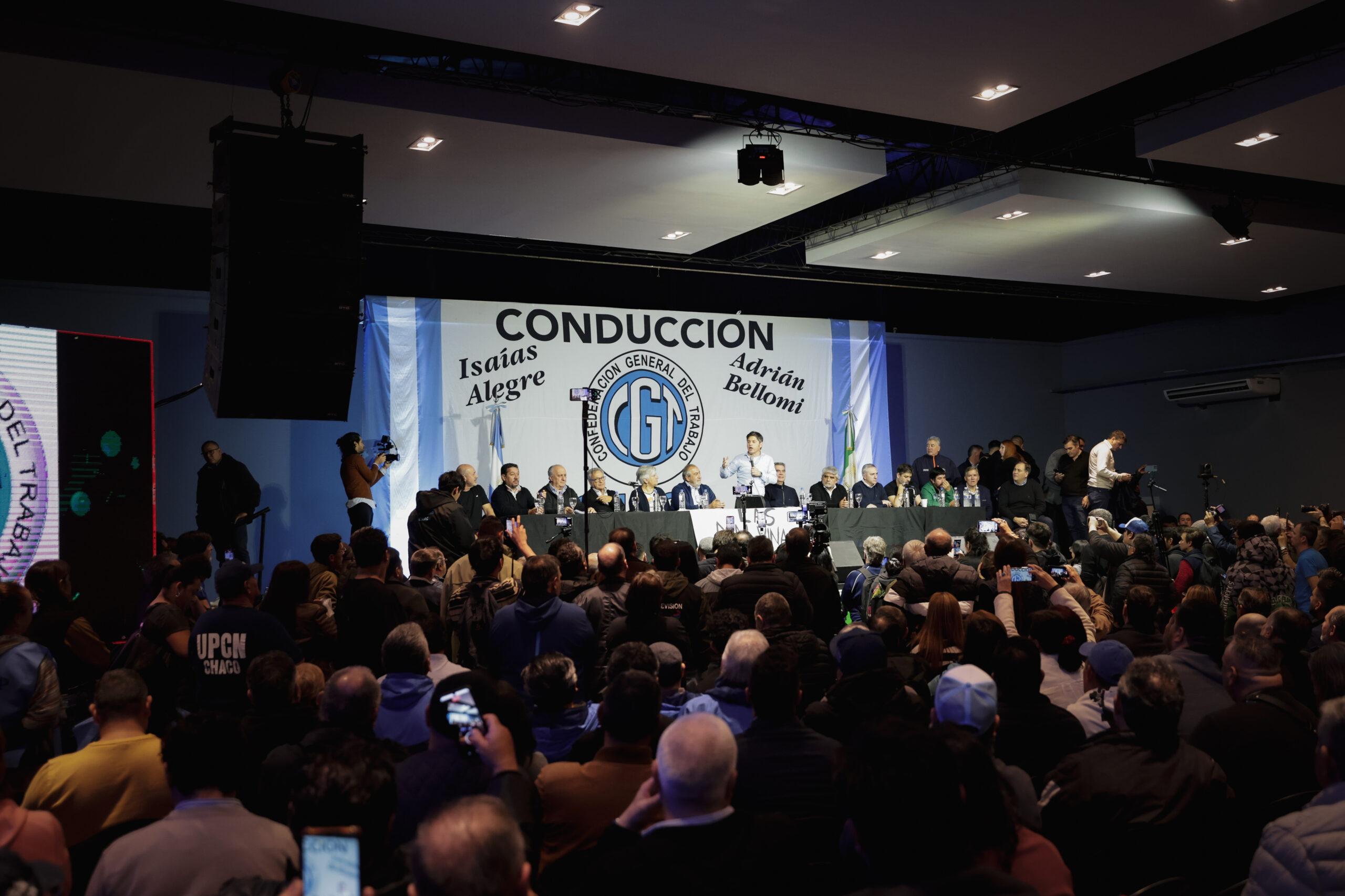 CHACO-Kicillof se reunió con intendentes chaqueños, dirigentes gremiales y representantes del sector productivo local