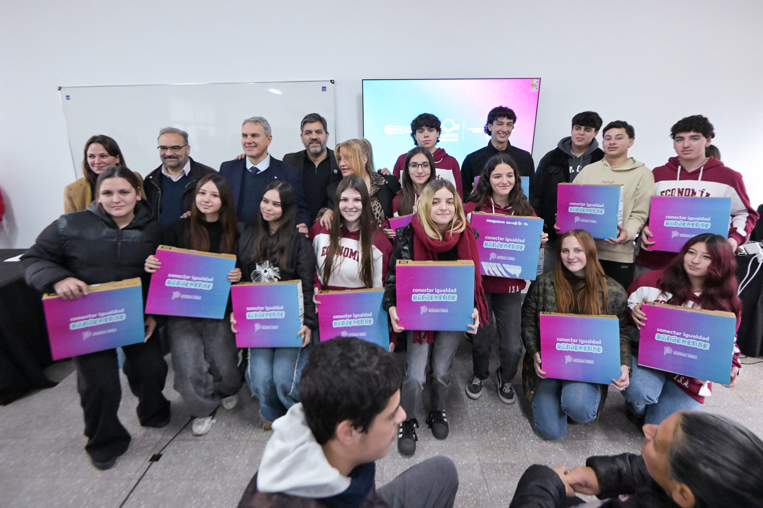 Chacabuco: Bianco y Golía entregaron computadoras a estudiantes