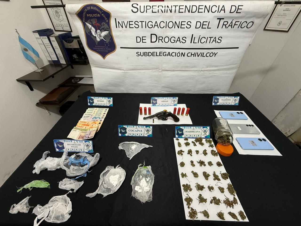 Allanamiento por una causa de drogas: secuestraron cocaína, marihuana, un arma y teléfonos celulares