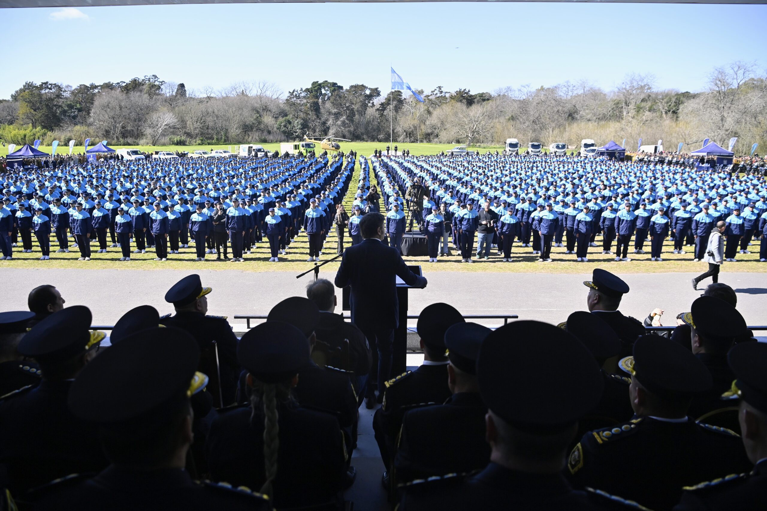 Más de 2.000 cadetes de la policía provincial juraron fidelidad a la bandera nacional