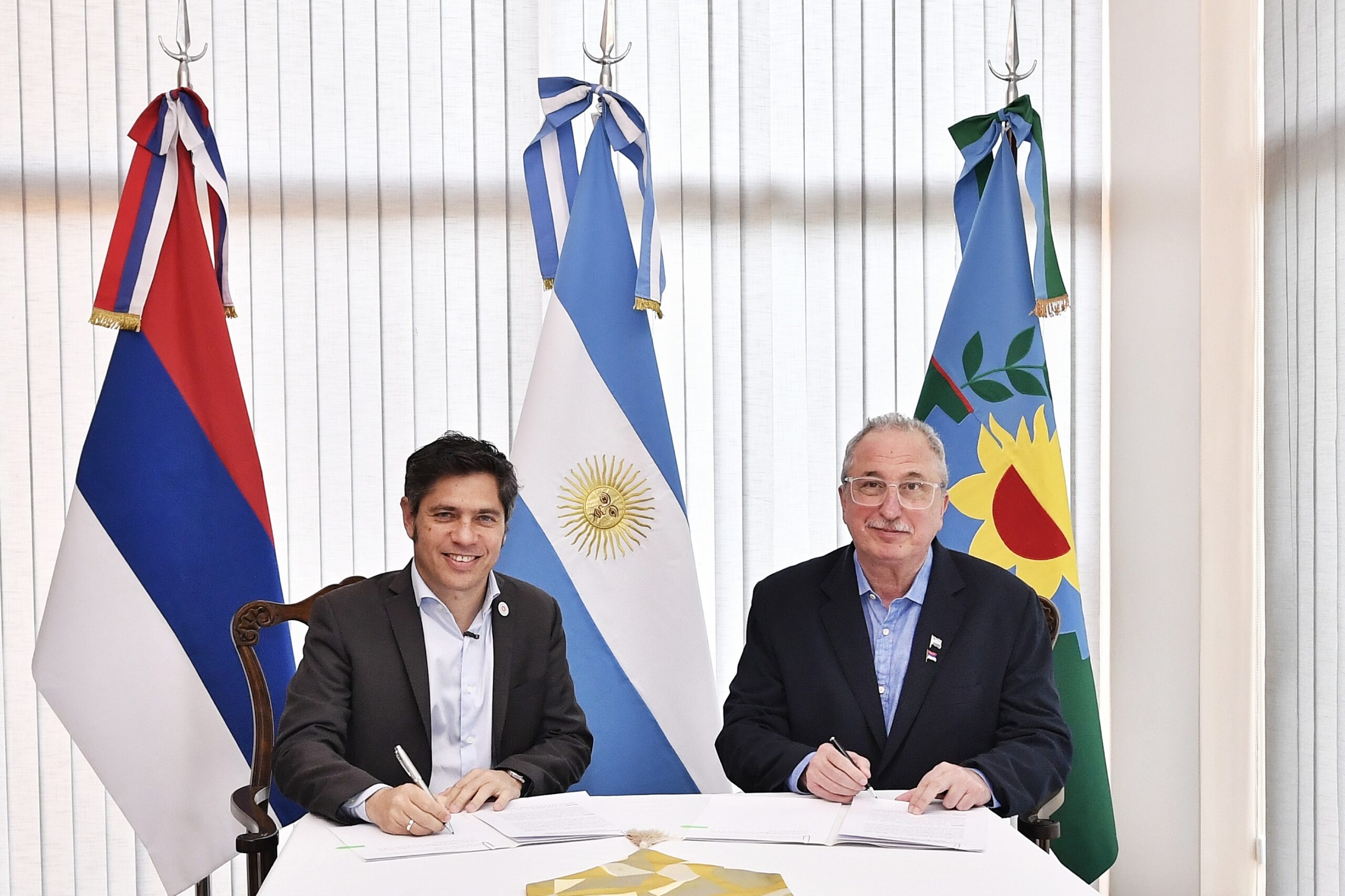 Kicillof suscribió convenios de cooperación con el gobernador Hugo Passalacqua