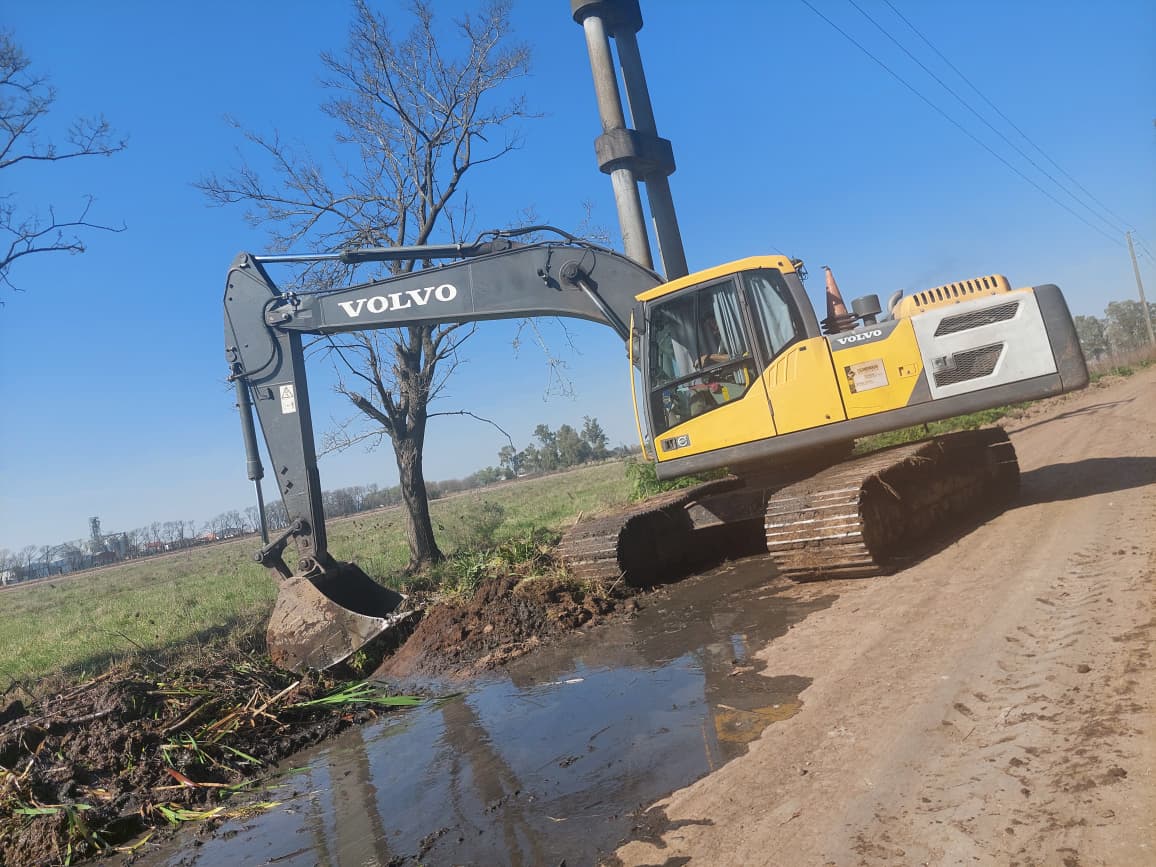 El Municipio continúa con la limpieza y nivelación de canales de desagüe