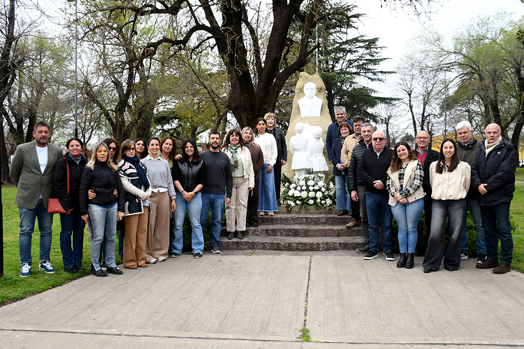 Día del Maestro: autoridades municipales homenajearon a Sarmiento